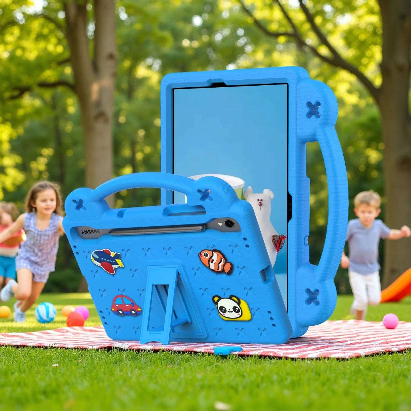 

Универсальный чехол-подставка для Galaxy Tab S10/S9/S7 Plus и S7 FE 12.4 дюймов — прочный детский чехол, ударопрочный, дизайн «Клубничная панда»