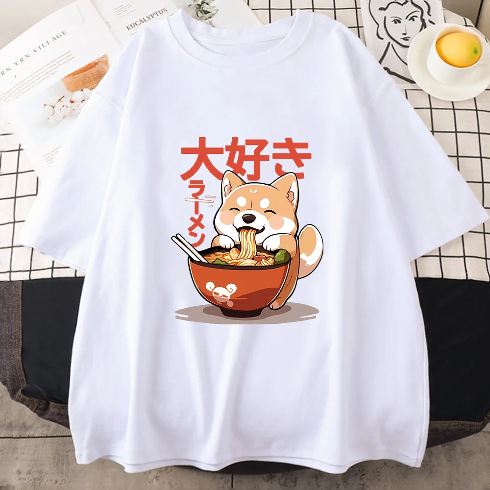Shiba Inu Enjoying Ramen T-shirt 100% cotone T-shirt estiva di alta qualità Casual Donna/Uomo Kawaii Tshirt Camicie per ragazze carine