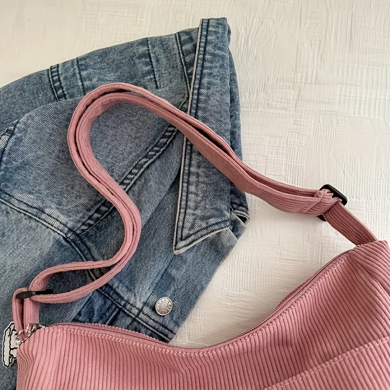 Damen-Umhängetasche aus Cord, lässige, gestreifte Tragetasche mit großem Fassungsvermögen und Reißverschluss, niedlicher Hut-Aufnäher, perfekt für den täglichen Gebrauch – Detail 2