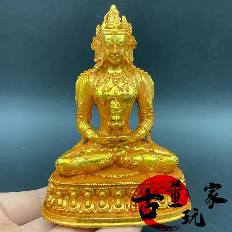 The bronze statue of Sakyamuni Buddha attracts wealth and treasures to worship the Buddha