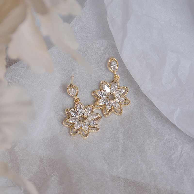 Pendientes de oro Real de 14K para mujer, aretes de flores coreanas delicadas, joyería ostentosa de circonita AAA, de encaje hueco, regalo de boda