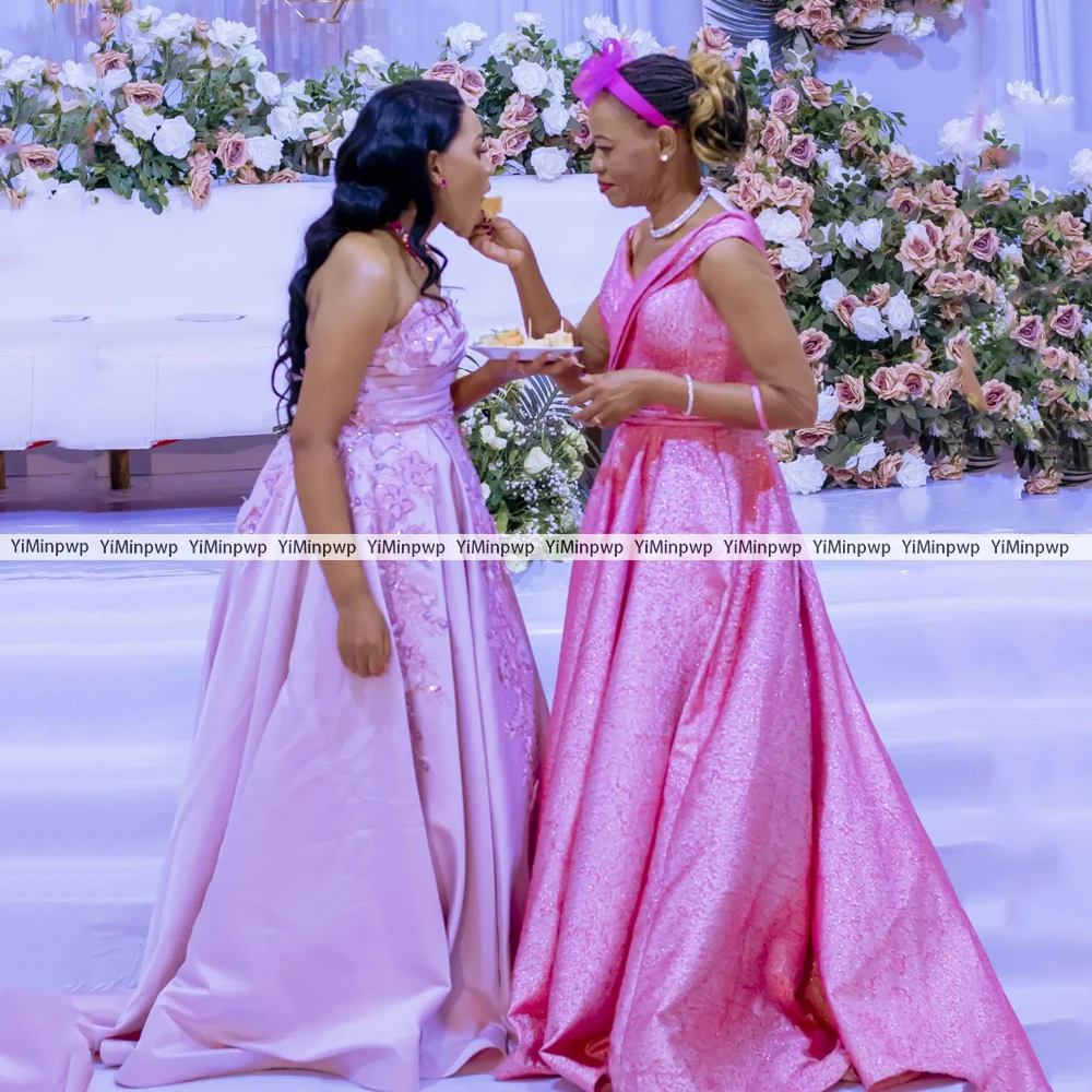 Różowe satynowe sukienki na studniówkę w kształcie litery A 2025 dla czarnoskórych dziewcząt, aplikacje, gorset, bez ramiączek, kwiaty, suknia wieczorowa na przyjęcie urodzinowe, szyta na miarę.