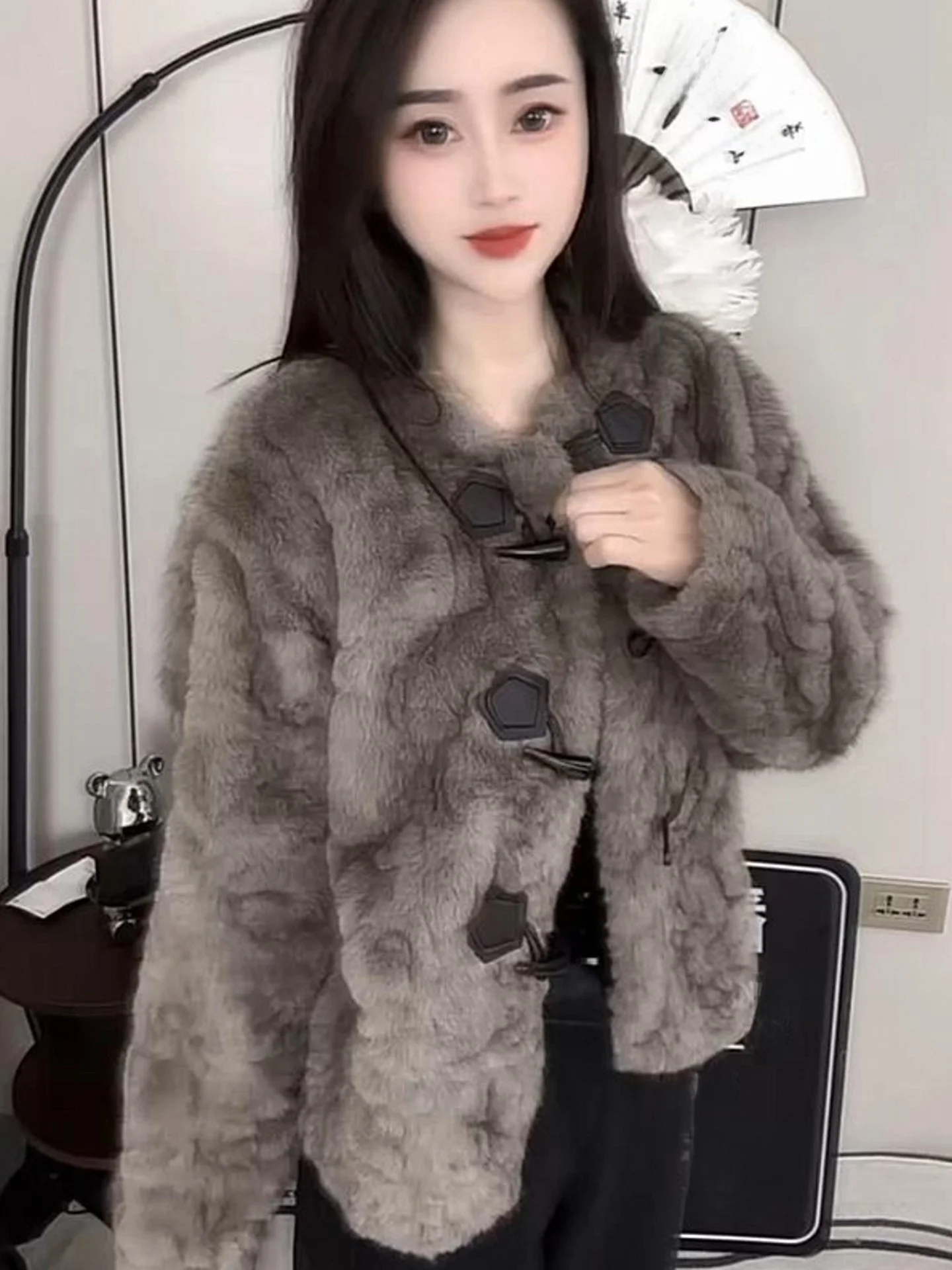 Jaqueta Feminina de Pele Sintética de Cordeiro com Botões de Chifre, Couro e Pele, Agasalho Quente para Outono e Inverno