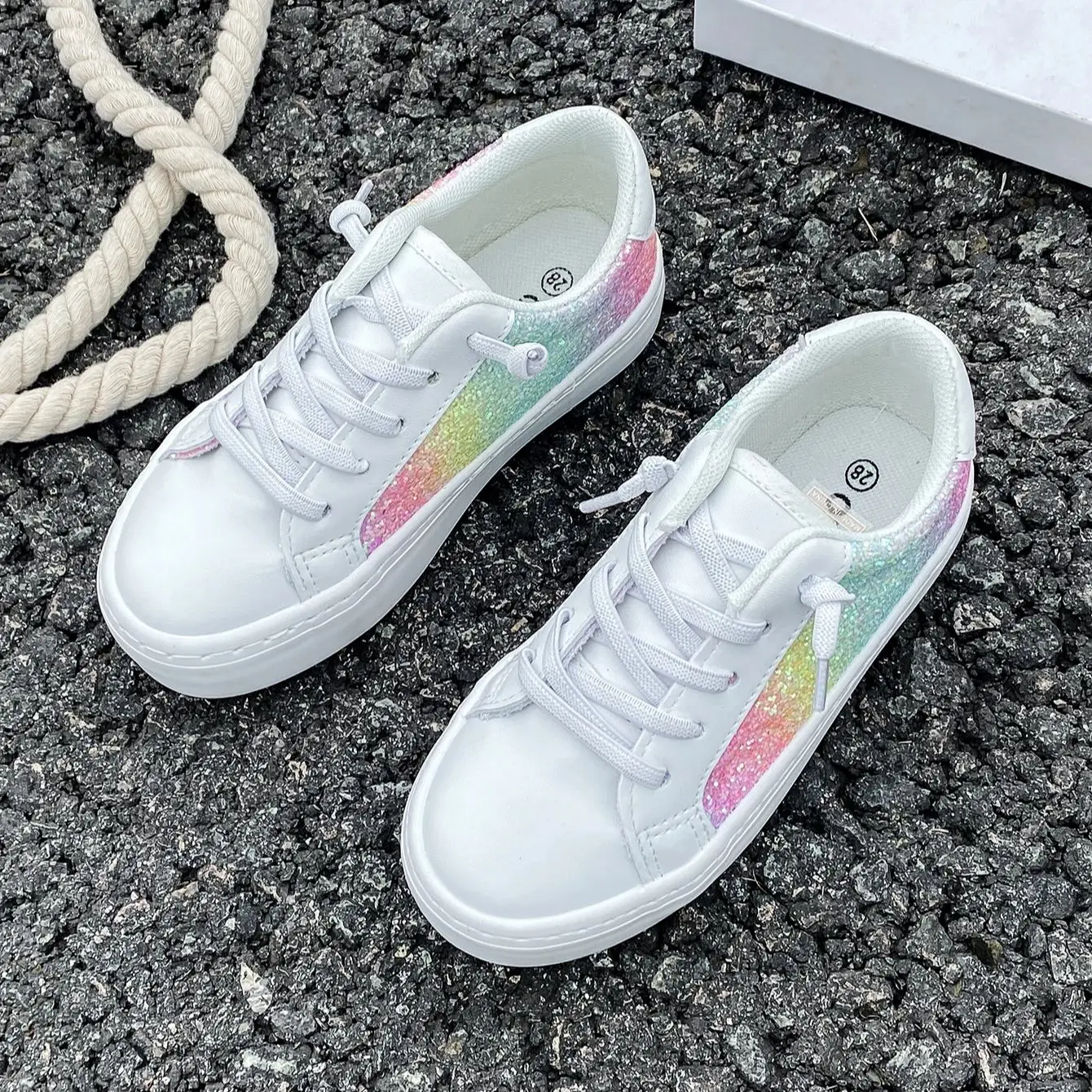 8011Trendy and versatile casual sports skateboarding children\'s shoes, girls\' flat shoes, fashionable soft sole, breathable and