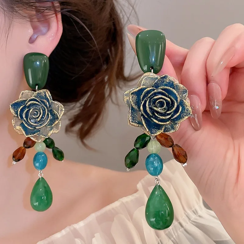 Pendientes largos de resina con forma de flor de rosa y cuentas de cristal de color verde texturizado Minar, pendientes largos con forma de gota de agua para mujer, joyería para fiestas y días festivos