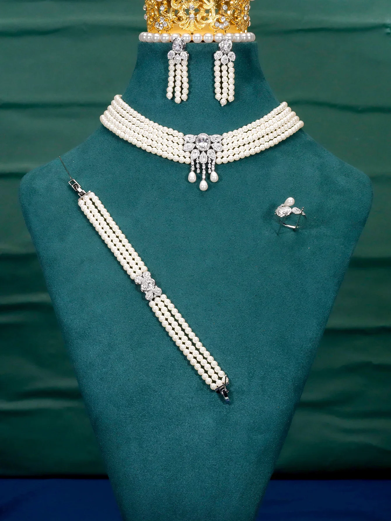 

Комплект украшений из вечного жемчуга JEWEL: многониточное жемчужное ожерелье, серьги, браслет с циркониевыми акцентами для элегантных случаев