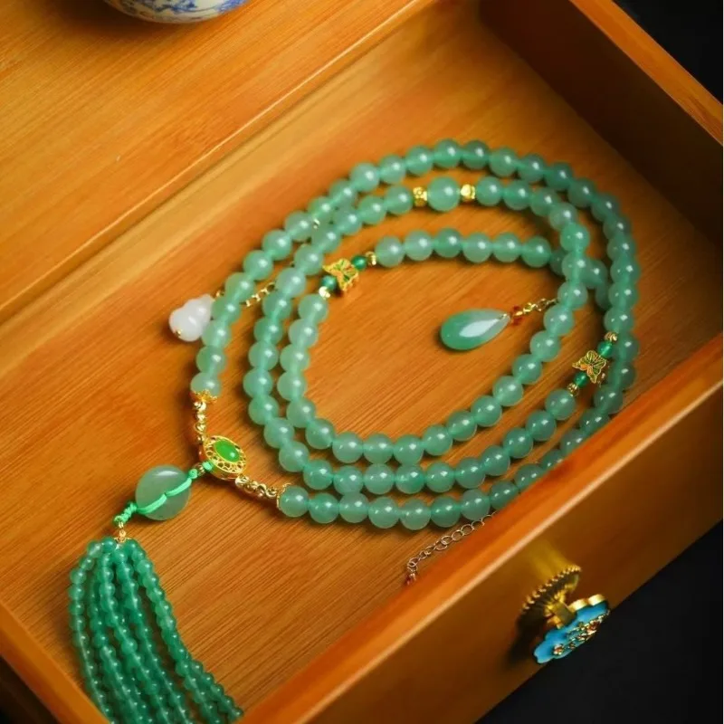 

Natural Green Dongling Jade Collarbone Chain, Classic Retro Temperament Necklace.