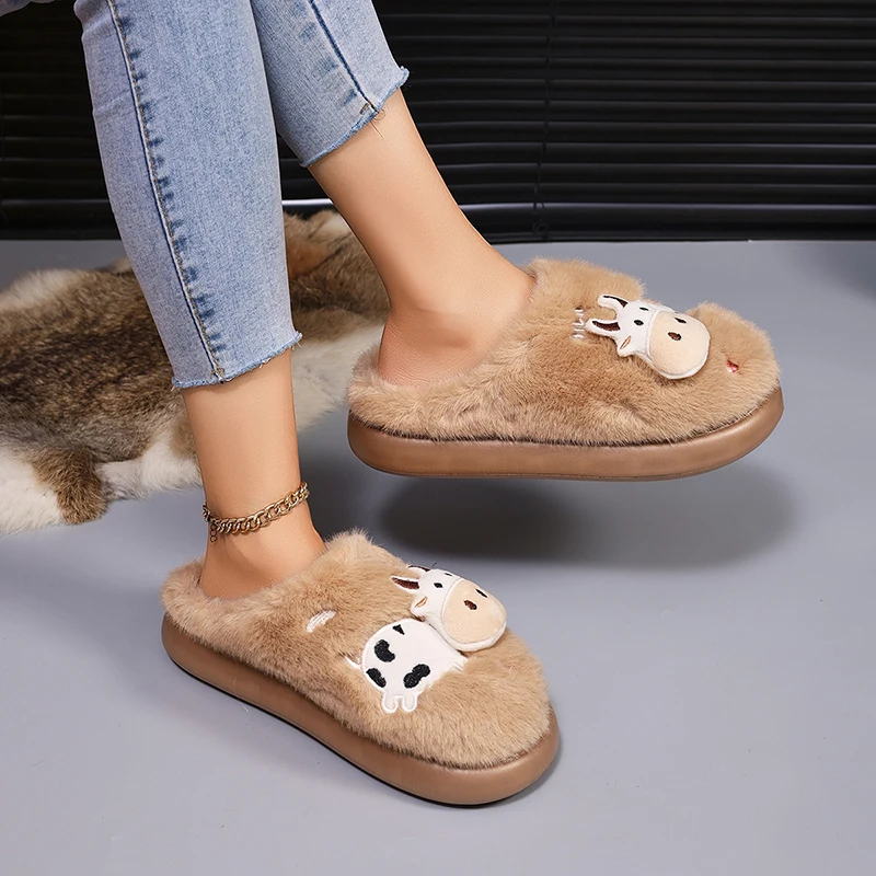 3D-Kuh-Plüsch-Hausschuhe für Damen, warme, flauschige Mules für den Winter, Mädchen-Freizeit-Hausschuhe, flauschige Fell-Slides, Unisex, weiche Plateausohle – Detail 4