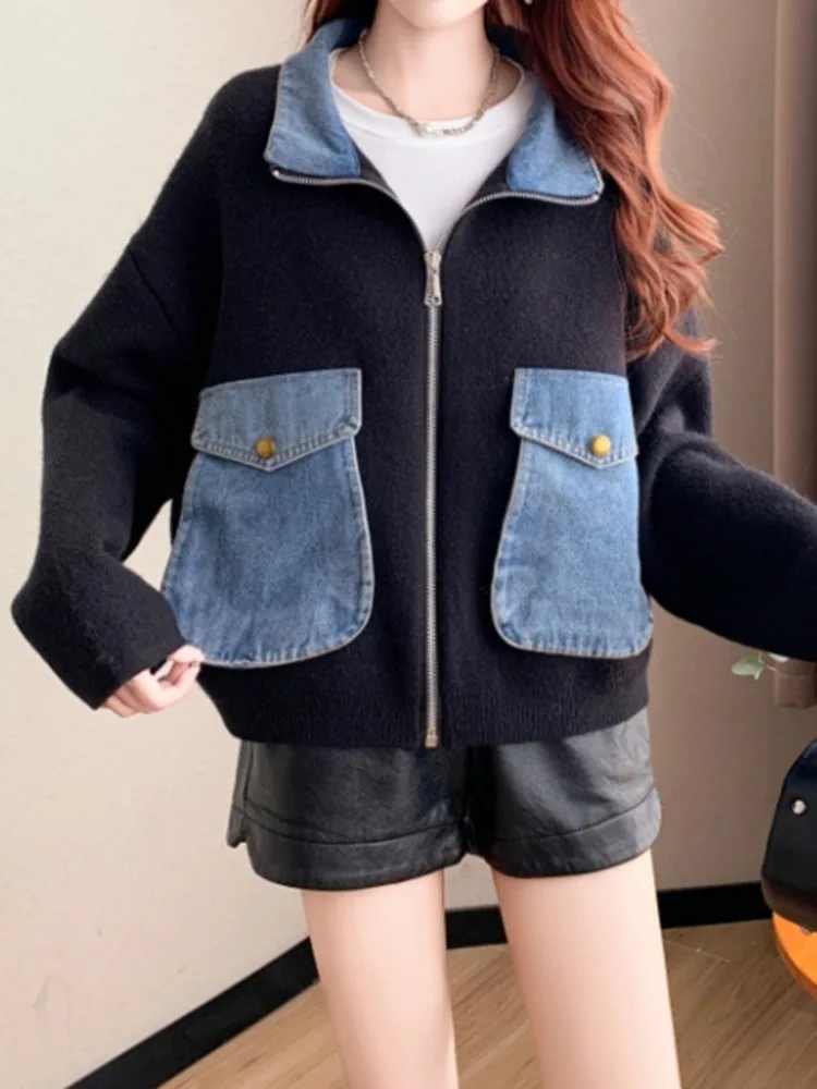 [EWQ] Long Sleeve Spliced Denim Big Pockets Design Knitted Cardigan Casual Patchwork Women Sweater Coats 2024 Autumn New 16O1557