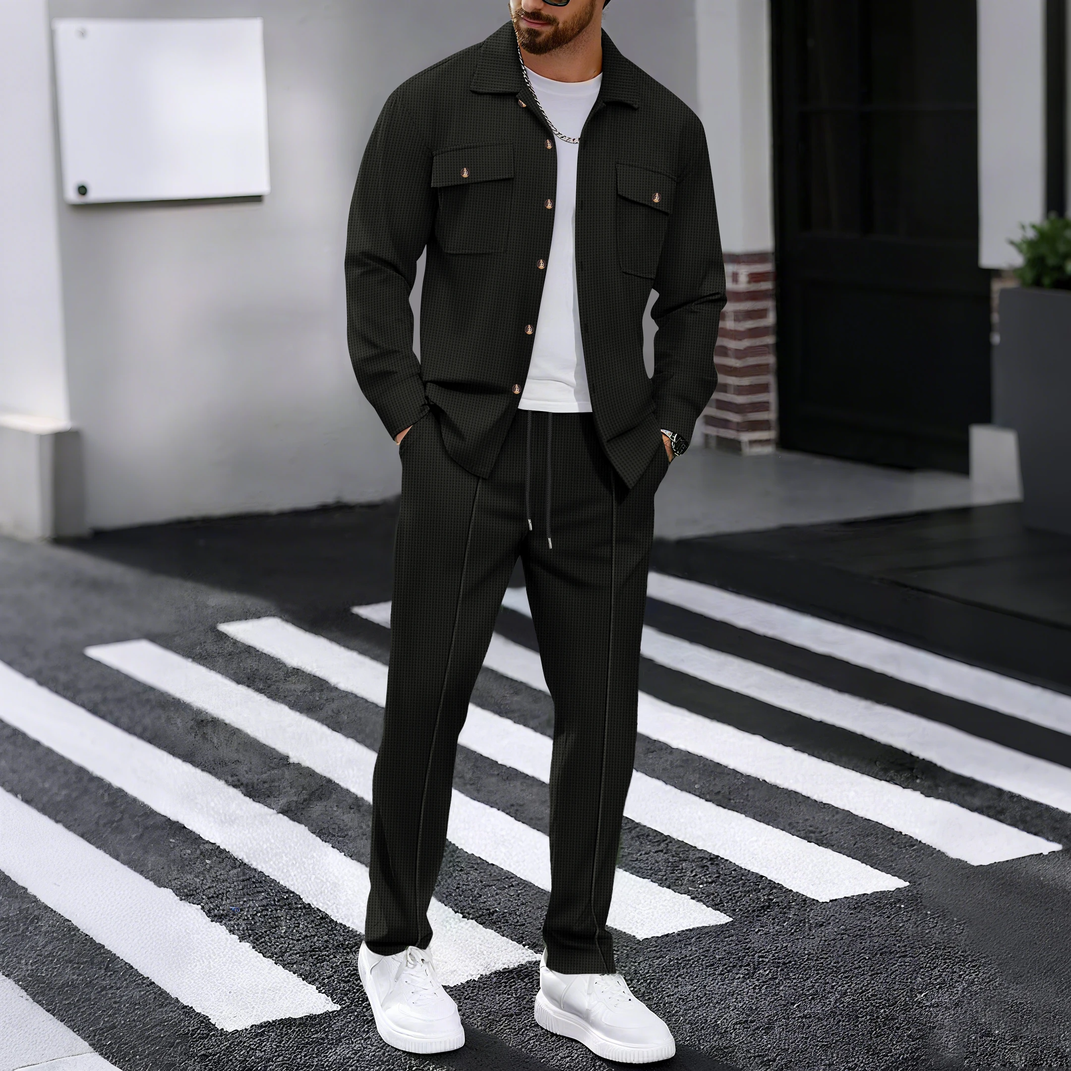 Immagine 3: Completo da uomo due pezzi, camicia a maniche lunghe con bottoni e pantaloni, tuta casual streetwear.