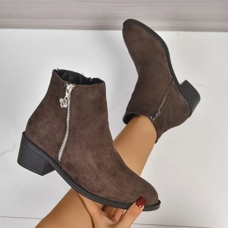 

2025 Новые женские замшевые ботильоны «Челси», модные прогулочные туфли на массивном среднем каблуке, зимние новые трендовые повседневные женские полусапожки в готическом стиле