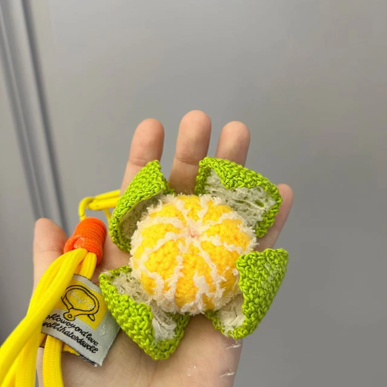 Gehäkelter Schlüsselanhänger mit abgezogenem Orangenmuster, handgestrickter Fruchtanhänger für Taschen, niedlicher Orangenanhänger, ein schönes Geschenk. – Detail 2