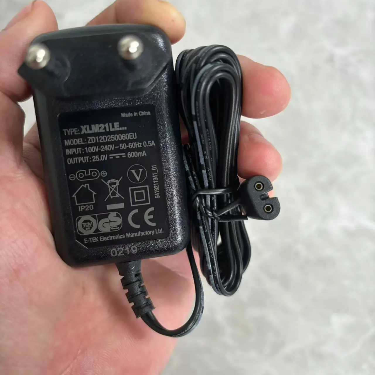 Accesorios del adaptador de corriente para aspiradora cable cargador estándar europeo 25V0.6A ZD12D250060EU