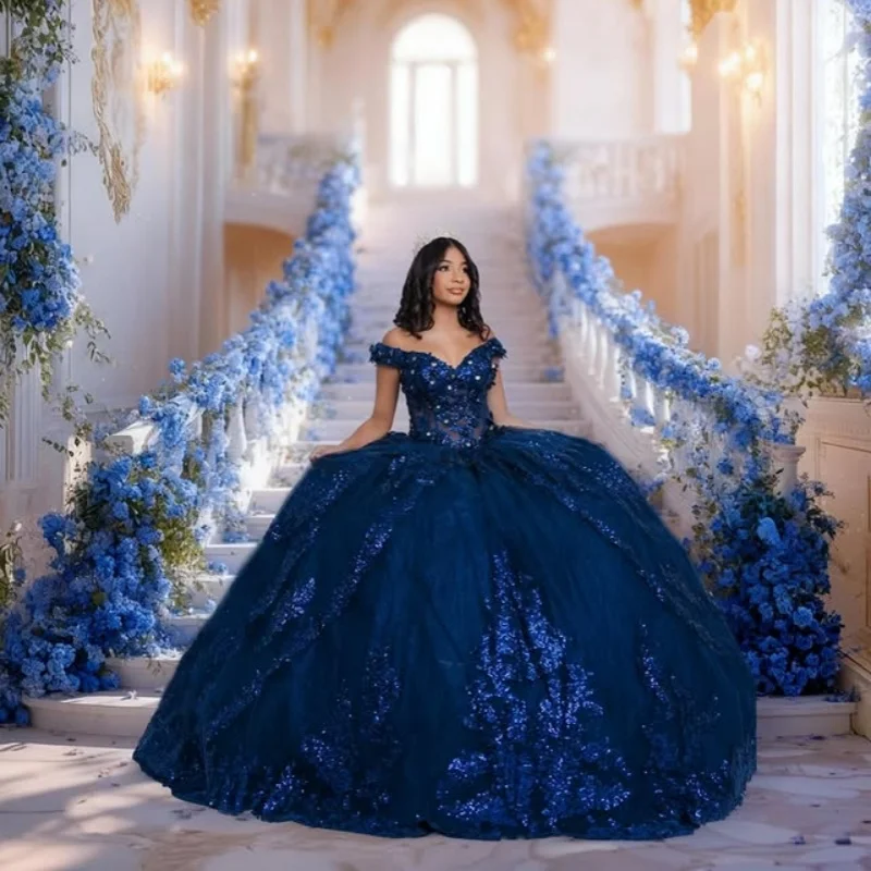 

Блестящее темно-синее платье с открытыми плечами, кристаллами, блестками, цветочным декором, кружевными слоями и длинным шлейфом. Платье для 15-летия (Quinceañera). Возможно изготовление на заказ.