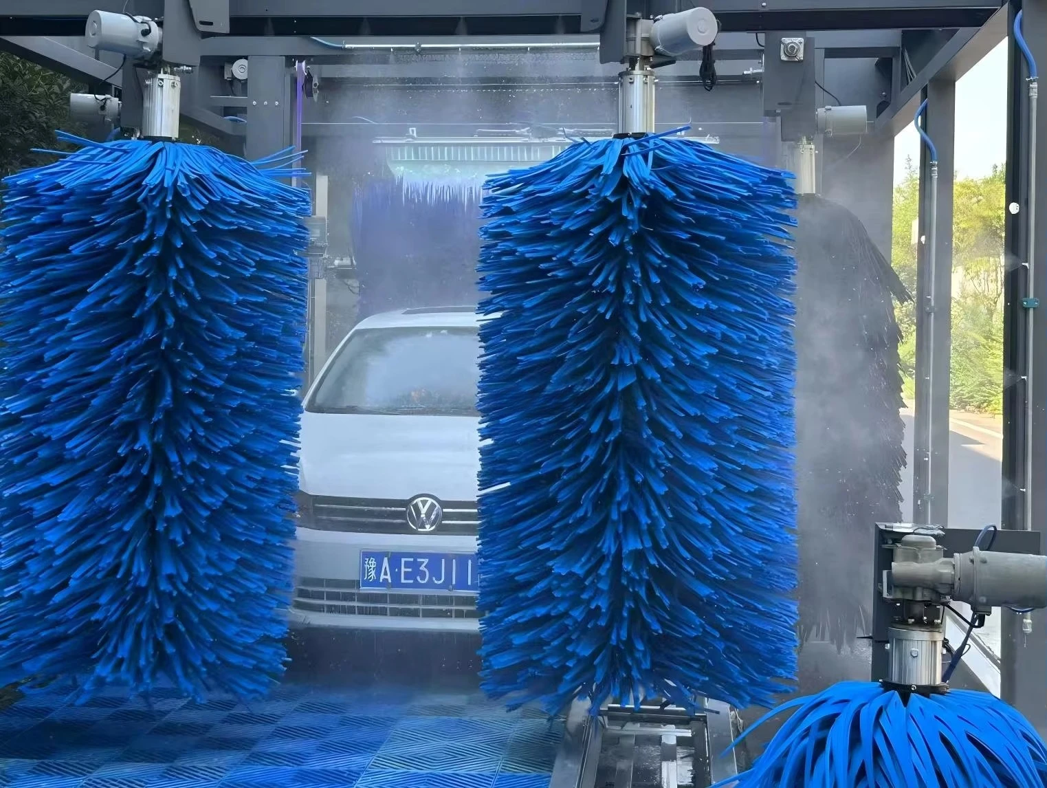 نظام غسيل السيارات الأوتوماتيكي متعدد الوظائف مع نقع مسبقًا وتطبيق الشمع الرغوي الثلاثي