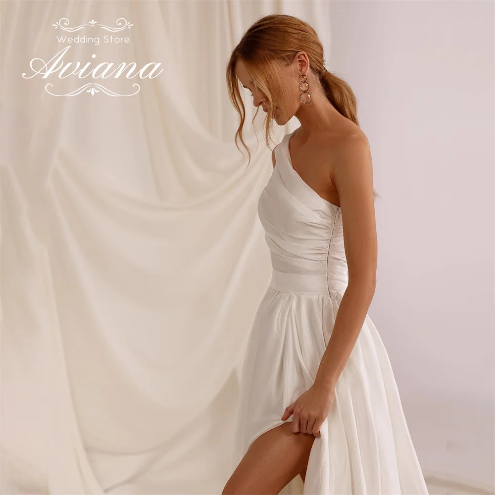 فستان زفاف Aviana بكتف واحد على شكل حرف A مخصص بفتحة جانبية عالية سويب تراين بدون أكمام بطول الأرض وكشكشة تصميم بسيط