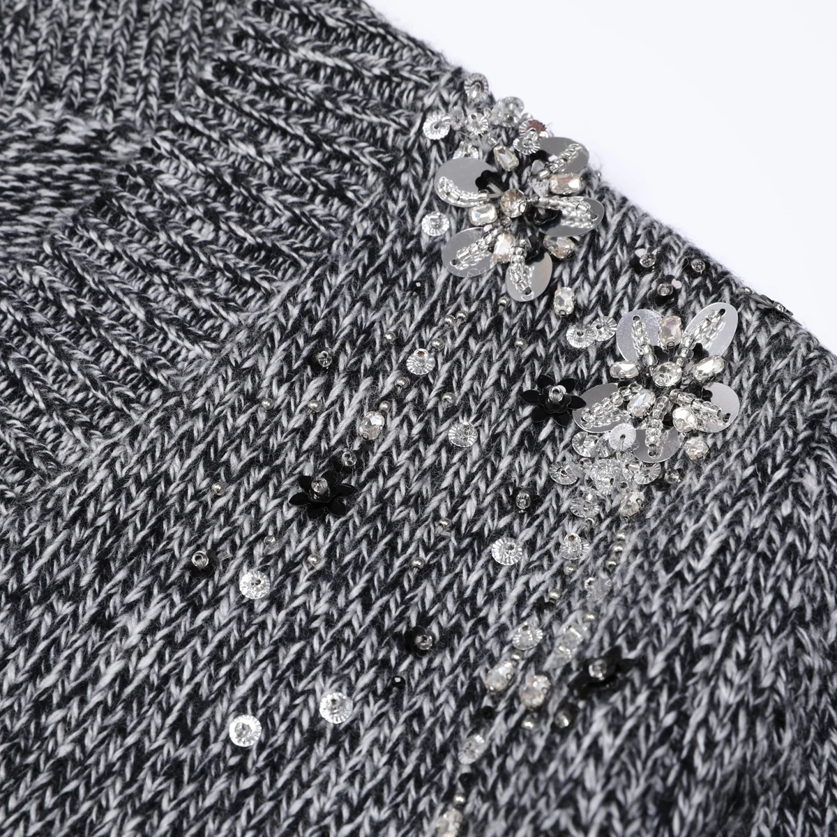 เสื้อสเวตเตอร์ไหมพรมคอวี แขนยาว ประดับลูกปัด ดีไซน์ทันสมัย คุณภาพสูง สำหรับผู้หญิง ฤดูใบไม้ผลิและฤดูใบไม้ร่วง