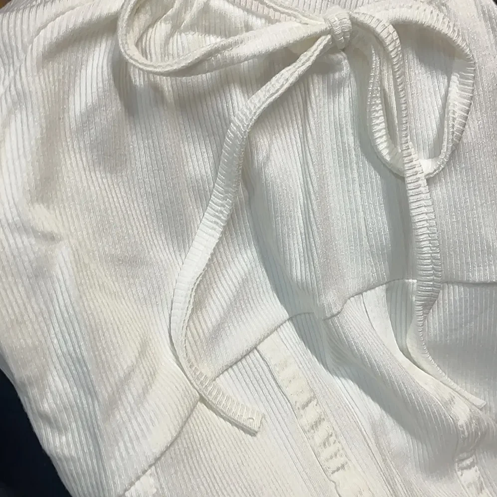 เสื้อยืดผู้หญิงแบบผูกเชือกสีล้วนชุดเดรสแขนสั้นเสื้อครอปเพรียวบาง MODE Korea สาวเผ็ดร้อนฤดูร้อนสุดฮอตหวานง่ายออลจัง