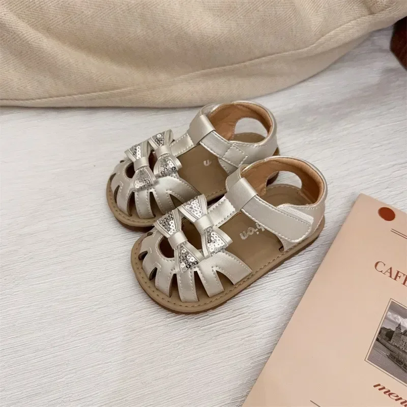 

Girls Beach Shoes Hollowed-out Elegant Baby Princess Sandals Soft Sole Non-slip 2025 Summer New Kids Walking Shoes Korean Style