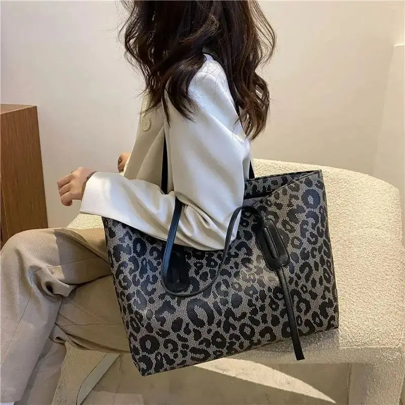 Leopard Print Large Handbag Female New Retro Large Capacity Shoulder Bag Trend Texture Commuter Handheld Tote Bag