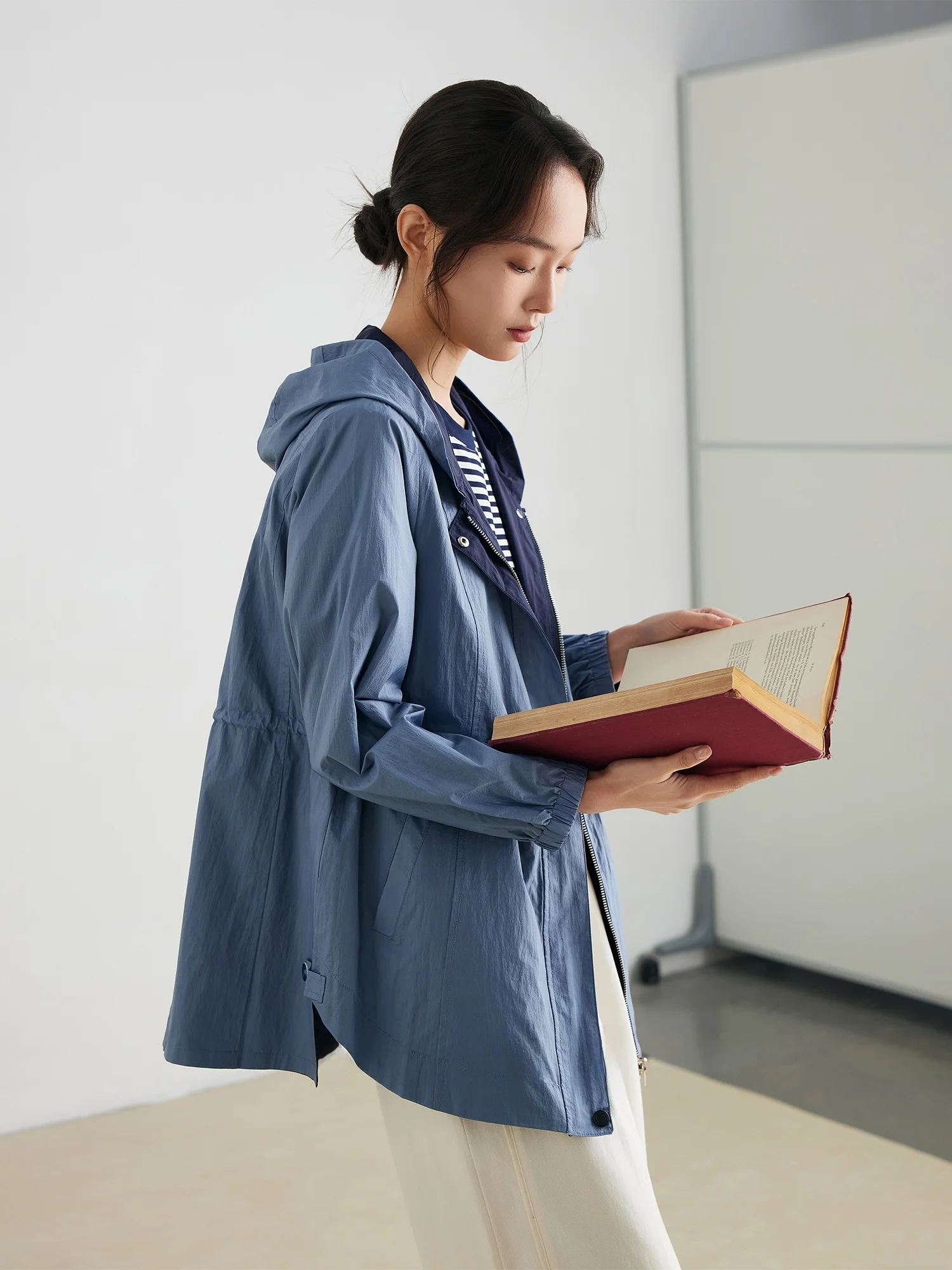 

Женская повседневная тонкая куртка-ветровка с капюшоном для защиты от солнца, весна-лето, новая модная модель в корейском стиле, с длинными рукавами