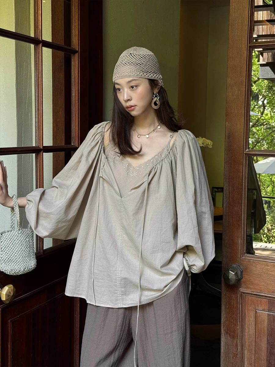 

Комплект из двух предметов Owi Midsummer Layering Aesthetic: хлопково-льняной топ и накидка с вышивкой виноградной лозы и кружевной отделкой, 60 нитей