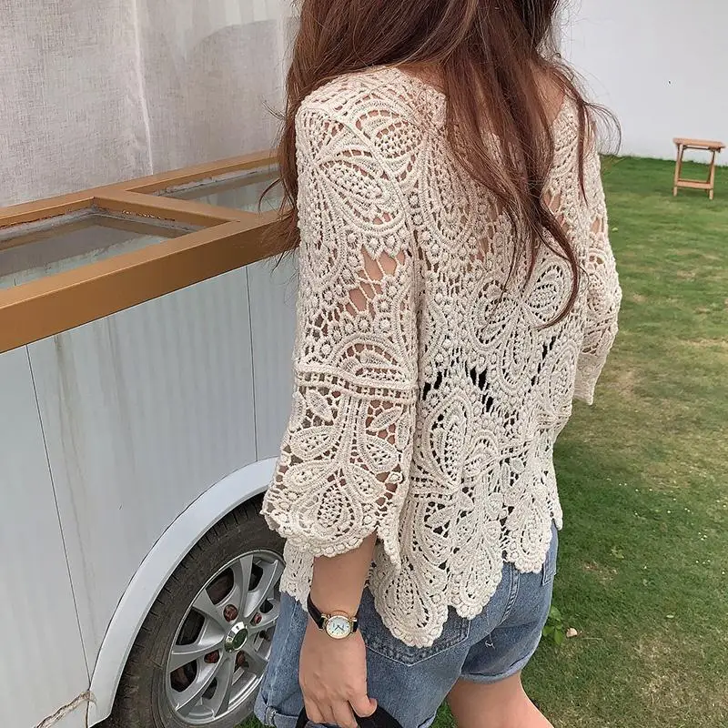 Women\'s loose fitting hook flower hollow shawl with sun protection shirt, summer new western-style versatile slimming lace shirt