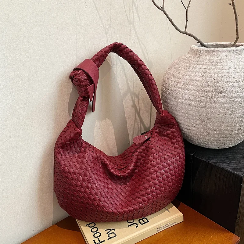 حقيبة Voyage-Core: حقيبة مترو منسوجة حرفية من Parisian-Atelier مع قفل ملتوي مميز وصورة نحت للذراع للعمل/السفر