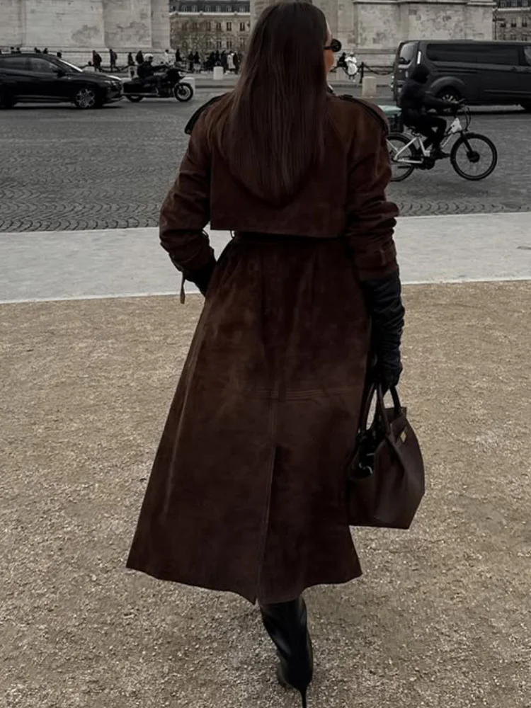 معطف نسائي من جلد الغزال البني بحزام واحد الصدر معطف طويل أنيق بأكمام طويلة لخريف 2025 ملابس خارجية جديدة للسيدات يومية للركاب