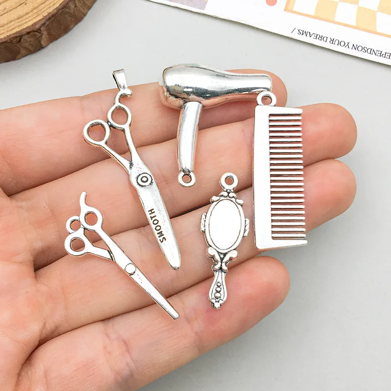 Herramienta de peluquero plateada antigua, dijes, tijeras para secador de pelo, peine, colgantes con forma de espejo de maquillaje para fabricación de joyas, accesorios Craf