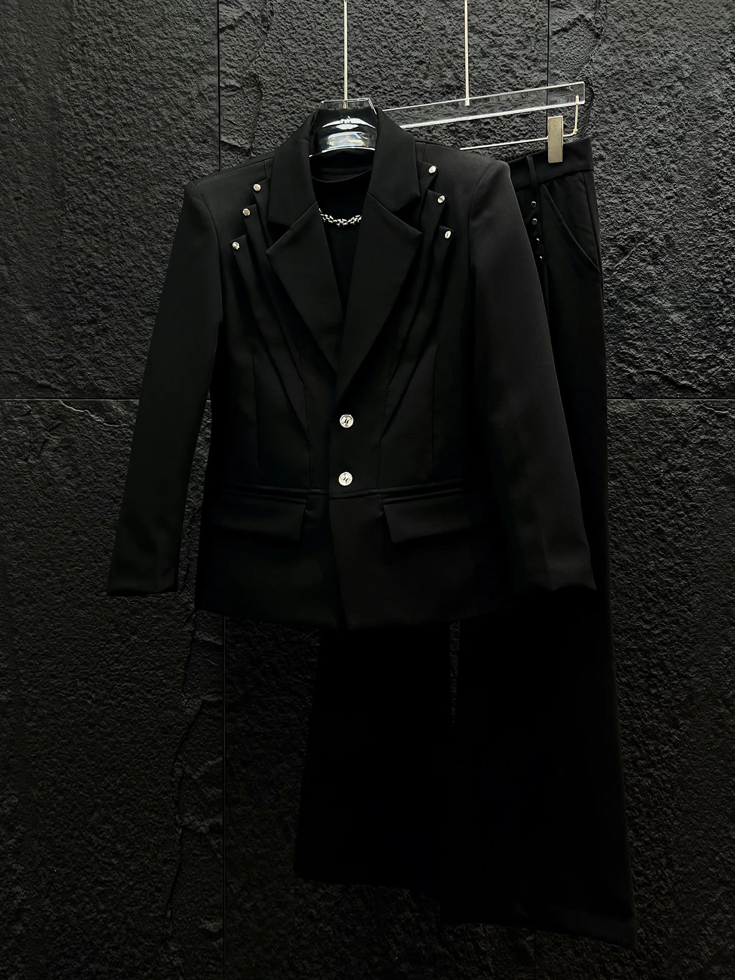 Mens Red Deconstructed Metal Studs Pleated Details Shoulder Pad Suit Coat for Evening Parties and Statement Outfits