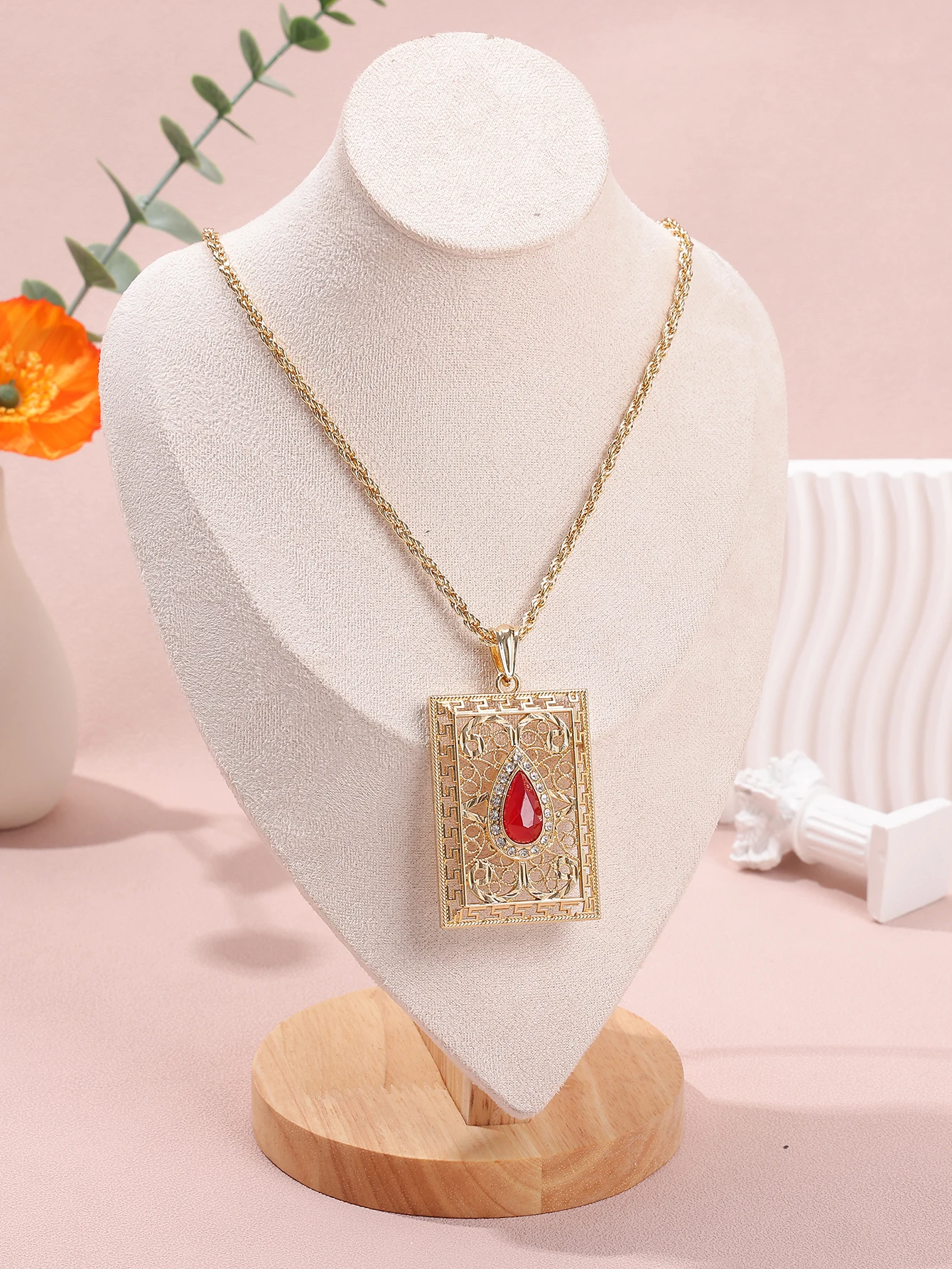 A Rhinestone-studded Alloy Necklace Hollowed-out Jewelry For Women And Moroccan Fashion Accessories