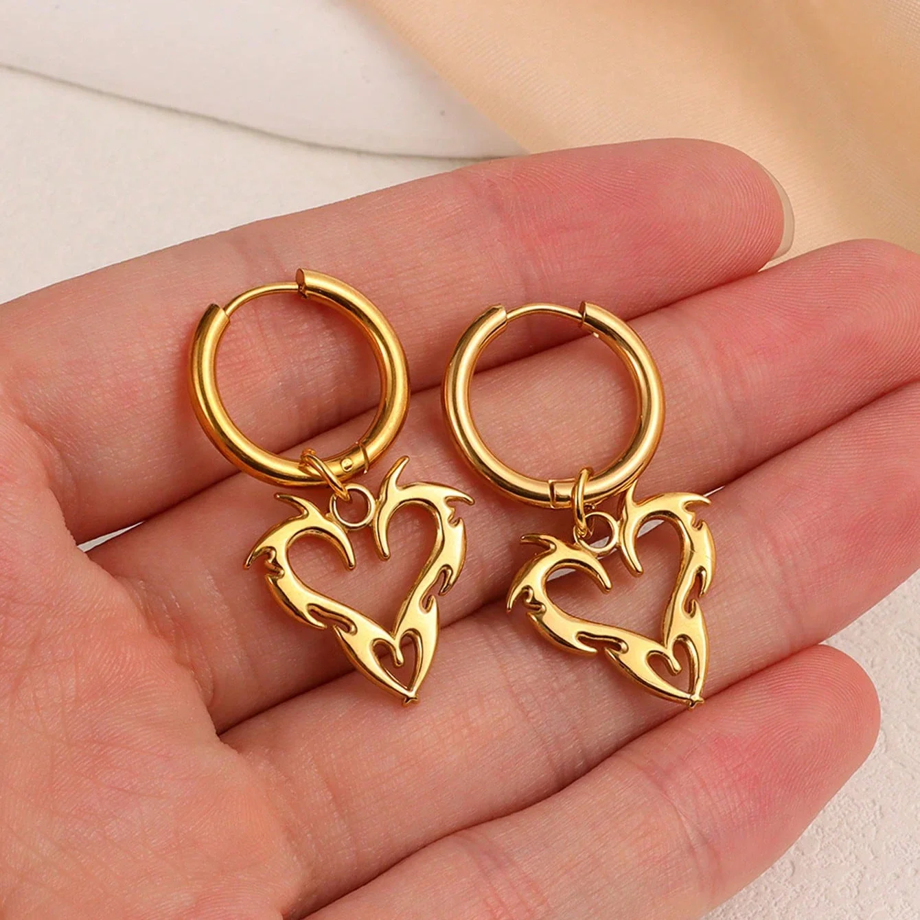 1 pair of punk spiky heart-shaped pendant earrings, hip-hop Y2K accessories, suitable for women's daily jewelry