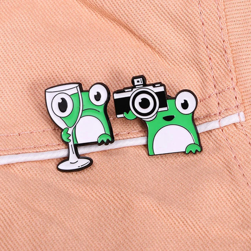 Cute Frog Enamel Brooch Glass Magnifying Glass Photography Camera Creative Frog Animal Metal Badge Punk Lapel Pins Jewelry Gift