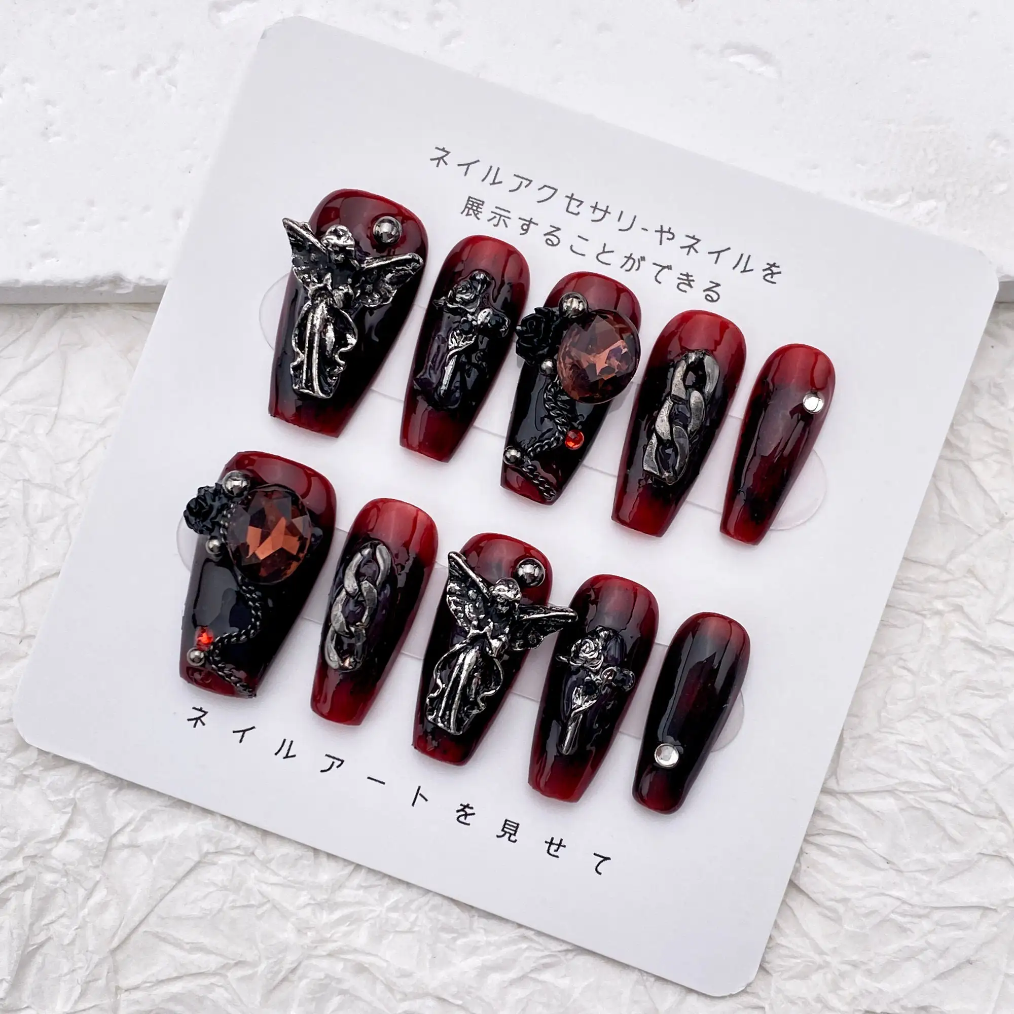 Unhas góticas vintage com caixão gótico, Unhas pretas e Borgonha, Imprensa artesanal nos pregos, Unhas populares do Dia das Bruxas, Unha legal do punk do caixão, Moda