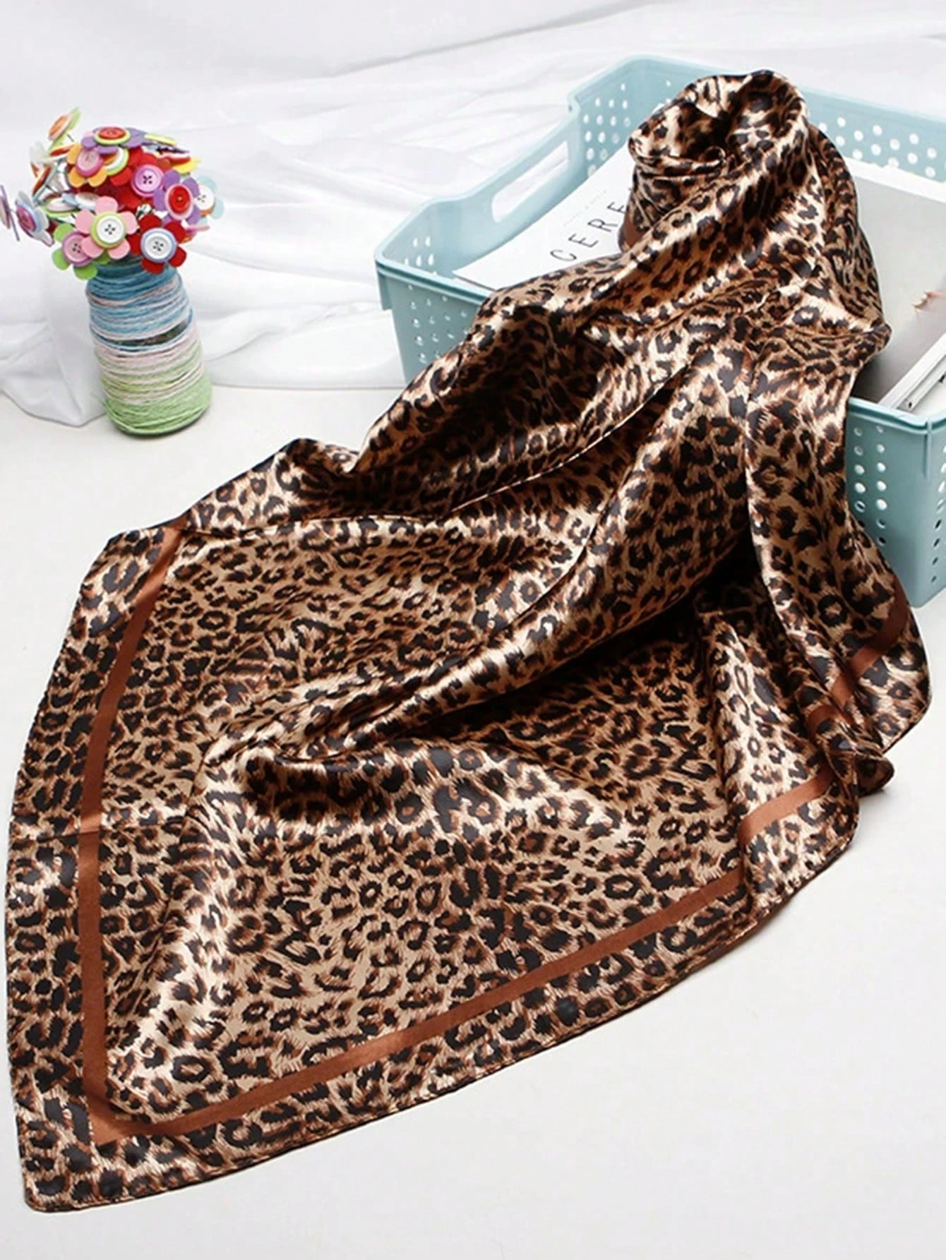 Pañuelo Hijab Leopardo Satén Seda - close-up view
