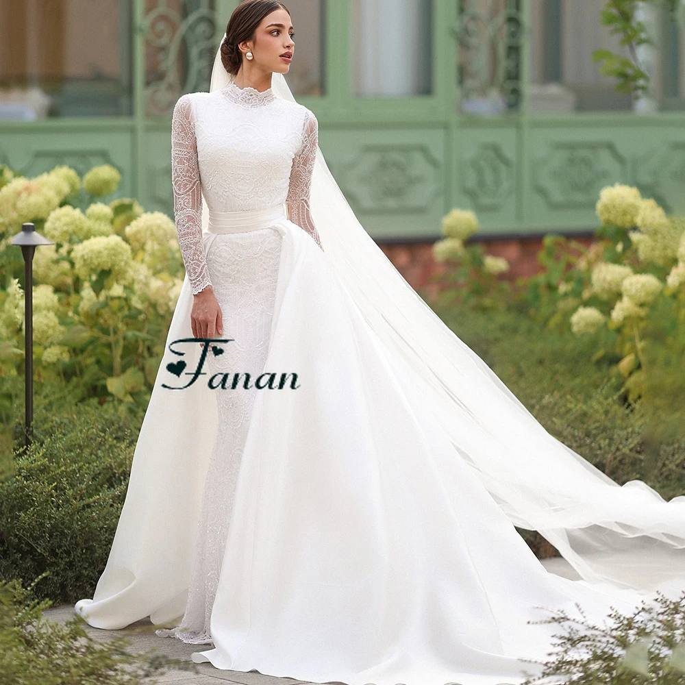 Suknia ślubna z białej koronki z dekoltem w kształcie litery O, z iluzorycznymi, długimi rękawami, trenem Watteau, długości do podłogi, o kroju syreny.