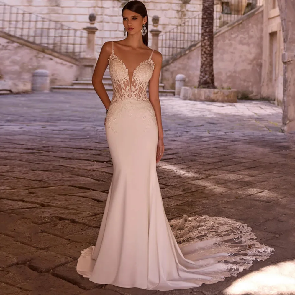 Abiti da sposa sexy a sirena per la sposa Cinghie per spaghetti personalizzate Scollo a V Abito da sposa con strascico di corte con applicazioni trasparenti sul corpo