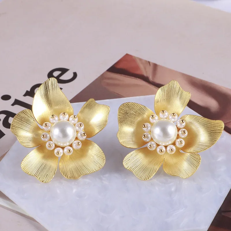 

KS European and American Fashion Trends Niche Fresh and Beautiful Pearl Flower Stud Earrings