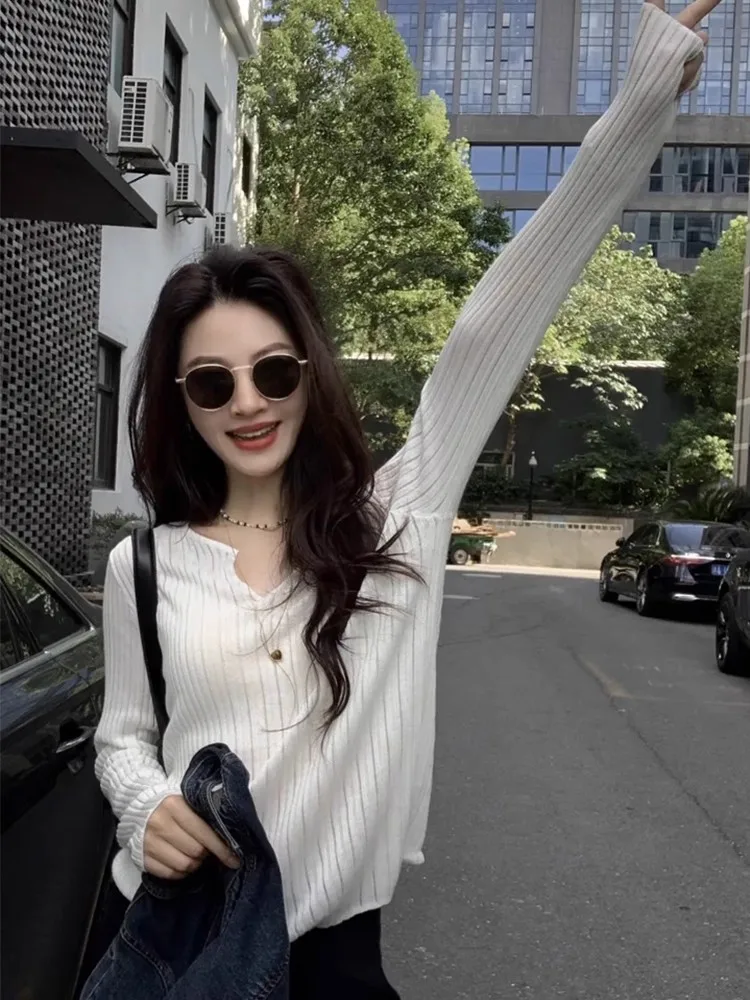 

Белая текстурированная вязаная рубашка с V-образным вырезом и длинным рукавом для женщин, облегающая, для ранней осени, красивая базовая рубашка в корейском стиле