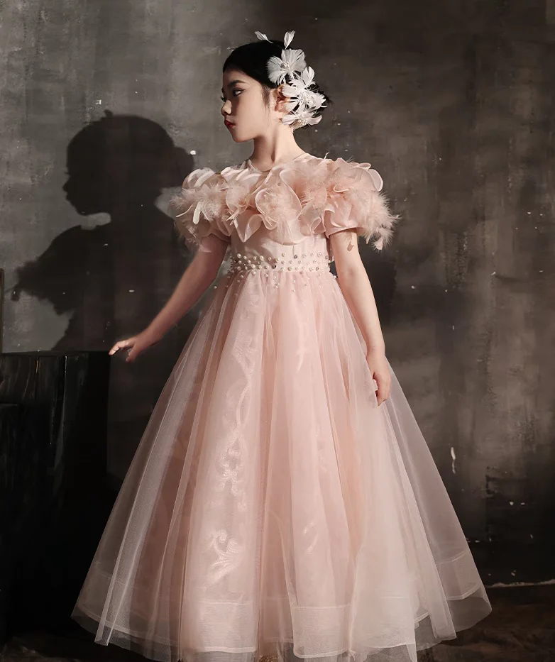 Vestido infantil rosa em tule com flor e pena 3D