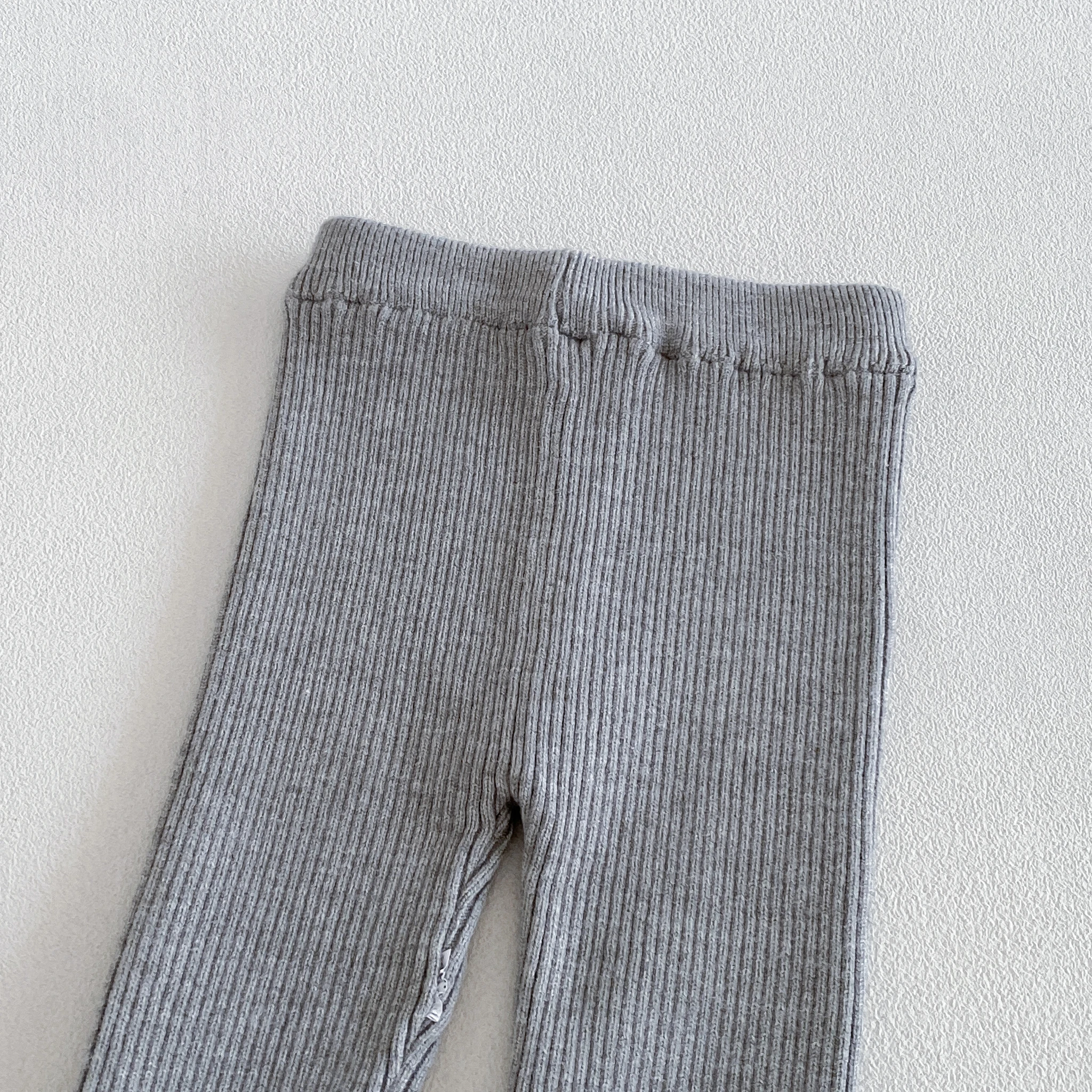 2026 Herbst-Outfit für Mädchen: Spitzenbesetzter, farblich abgesetzter Strickcardigan mit Schleife und passendem zweiteiligem Set mit Strumpfhose – Detail 7