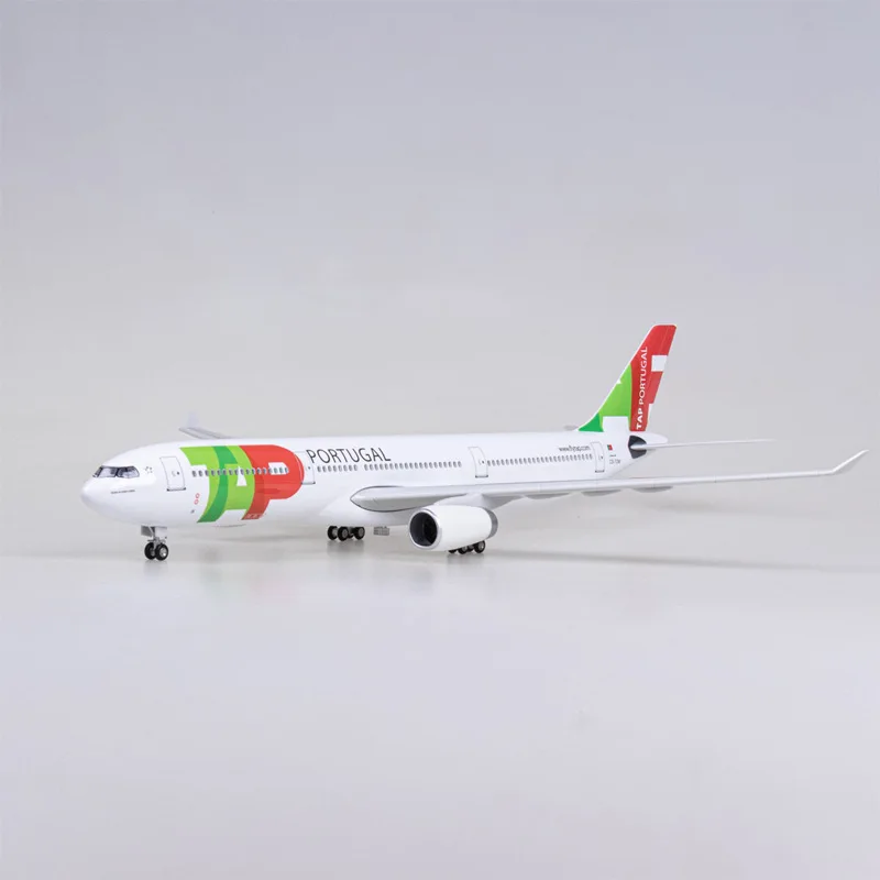 Modèle Air Portugal Airbus A330 en résine moulée sous pression avec lumière et roues, jouet de collection d'avion, ventilateur d'affichage, échelle 1:135, 47cm