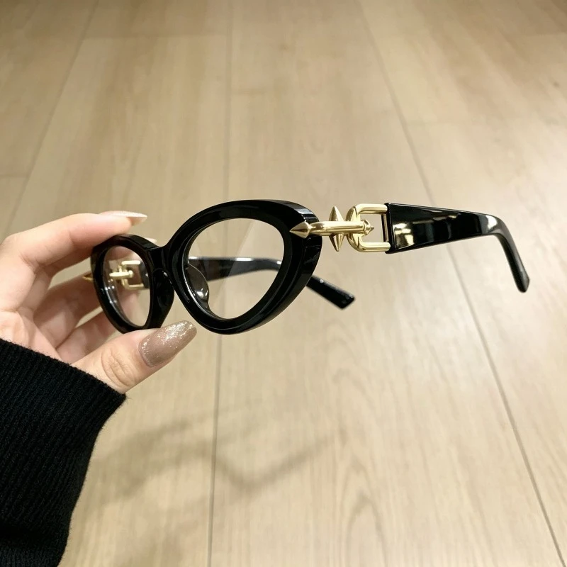 novos-Oculos-de-sol-femininos-estilo-olho-de-gato-estreito-com-detalhes-em-metal-lentes-transparentes-com-bloqueio-de-luz-azul-Oculos-decorativos