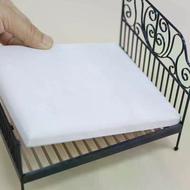 1/12 인형 집 시뮬레이션 유럽식 침대 매트리스 베개 이불 인형 집 철제 더블 침대 침실 가구 장식 장난감