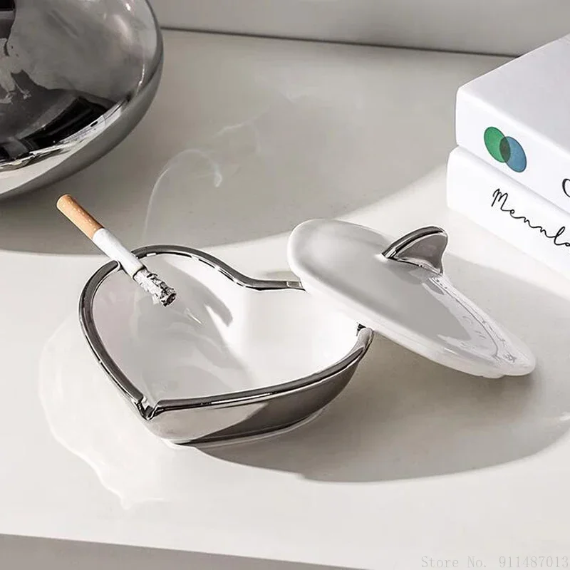 

1pc Creative Portable With Cover Silver Edge Ashtray Gifts Home Living Room Desktop Anti Fly Ash Ceramic Heart-shaped Ashtray