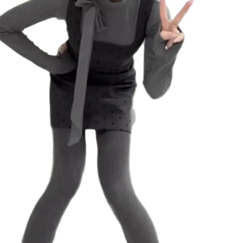 T-shirt grigia a maniche lunghe con collo semi-alto Abito sottoveste a pois a strati da donna Abito con base sottile Gonna corta