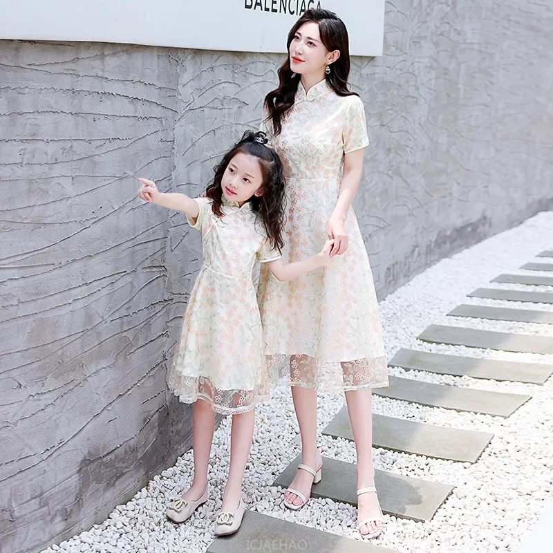 

2025 Mommy and Me Summer Outfits Chinese Cheongsam Wear Mother Daughter Matching Green Lace Dress Ethnic Vintage Style Daily