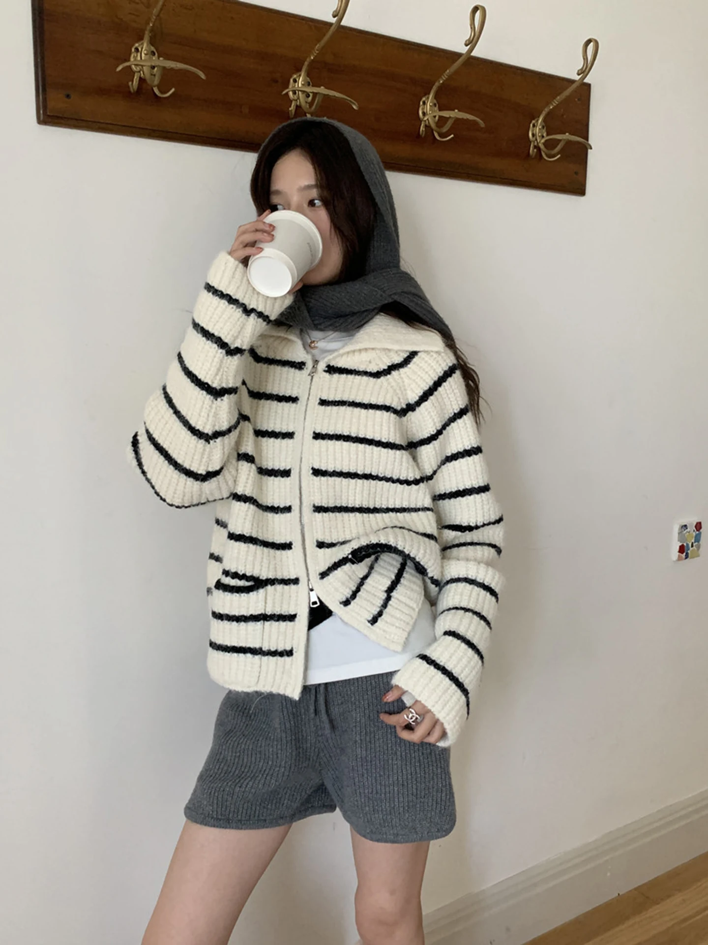 Sweter rozpinany damski z dzianiny w paski, luźny, długi, otwarty kardigan na jesień i zimę, styl casual, moda francuska.