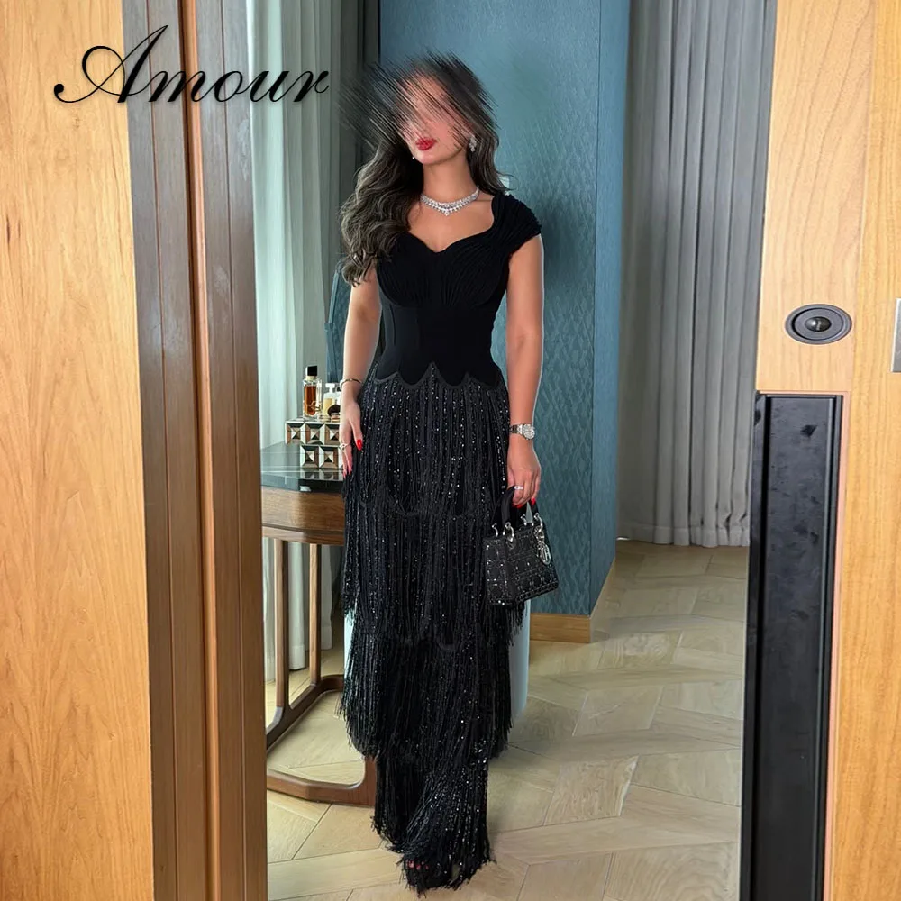 Amour Maßgeschneiderte A-Linien-Abendkleider im saudischen Luxus-Stil mit Perlenstickerei, schwarz, glänzend, ärmellos, herzförmiger Ausschnitt, Quasten, bodenlang, Ballkleider